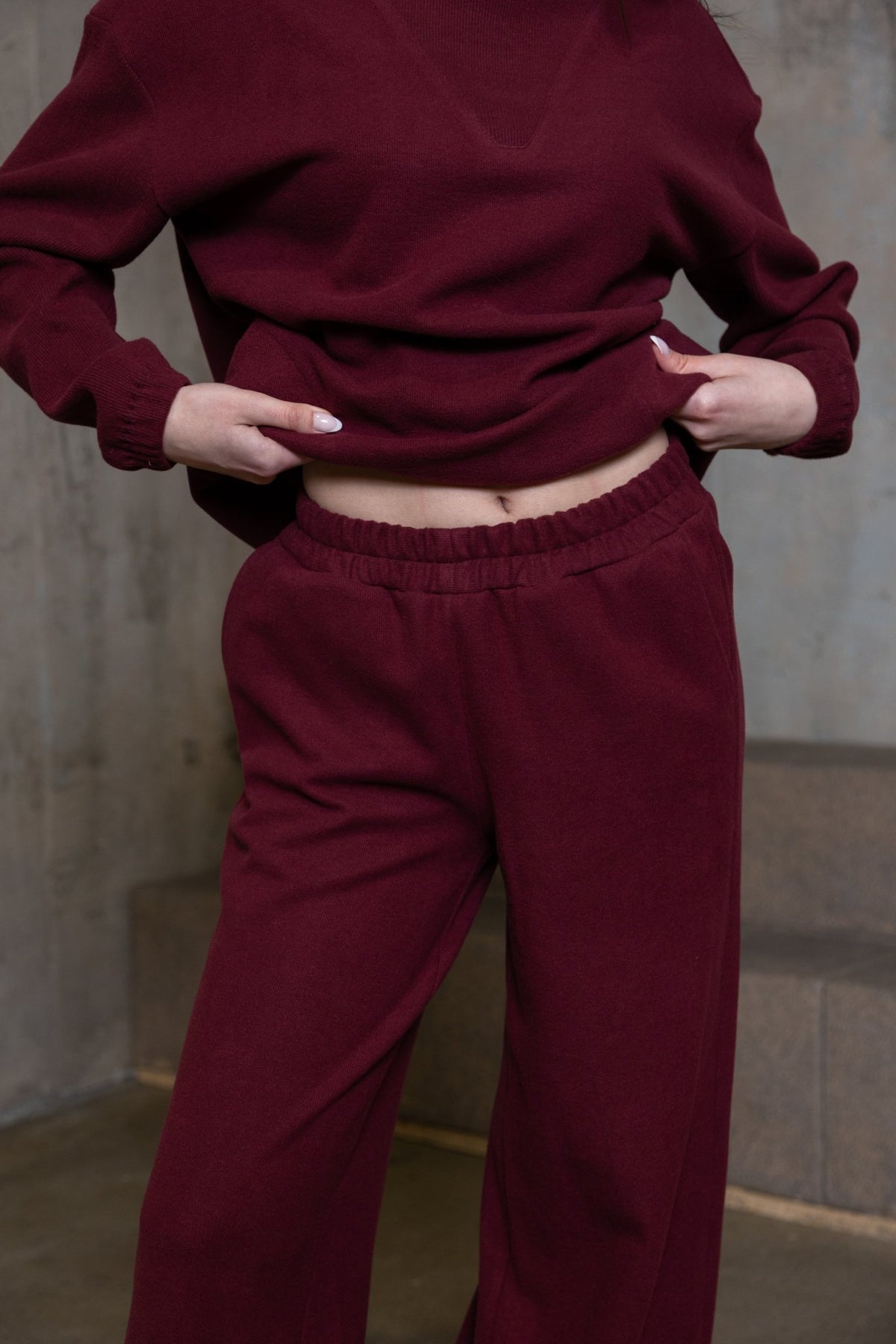Bordo spalvos kostiumėlis, Plačios kelnės, Šilta palaidinė, Kišenės, Elegantiškas laisvalaikiui ir darbui, Patogus ir universalus rūbas – išskirtiniai drabužiai iš jakas.net
