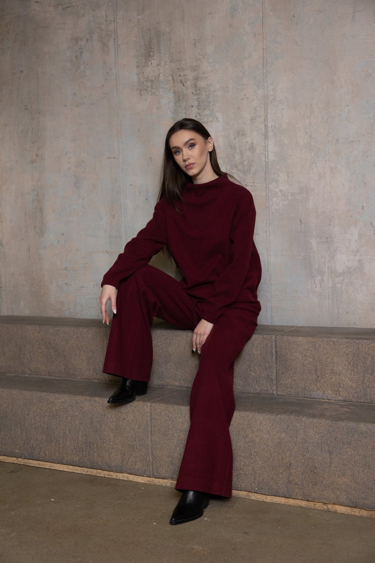 Bordo spalvos kostiumėlis, Plačios kelnės, Šilta palaidinė, Kišenės, Elegantiškas laisvalaikiui ir darbui, Patogus ir universalus rūbas – išskirtiniai drabužiai iš jakas.net