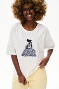 White oversized women’s t-shirt with artistic embroidered applique of a sitting woman, loose fit cotton blouse, breathable soft fabric, casual everyday outfit, minimal style, comfortable and stylish top / Balta laisvo kirpimo moteriška palaidinė su menine aplikacija, minkštas medvilninis audinys, patogi kasdienė apranga, stilingas ir išskirtinis dizainas
