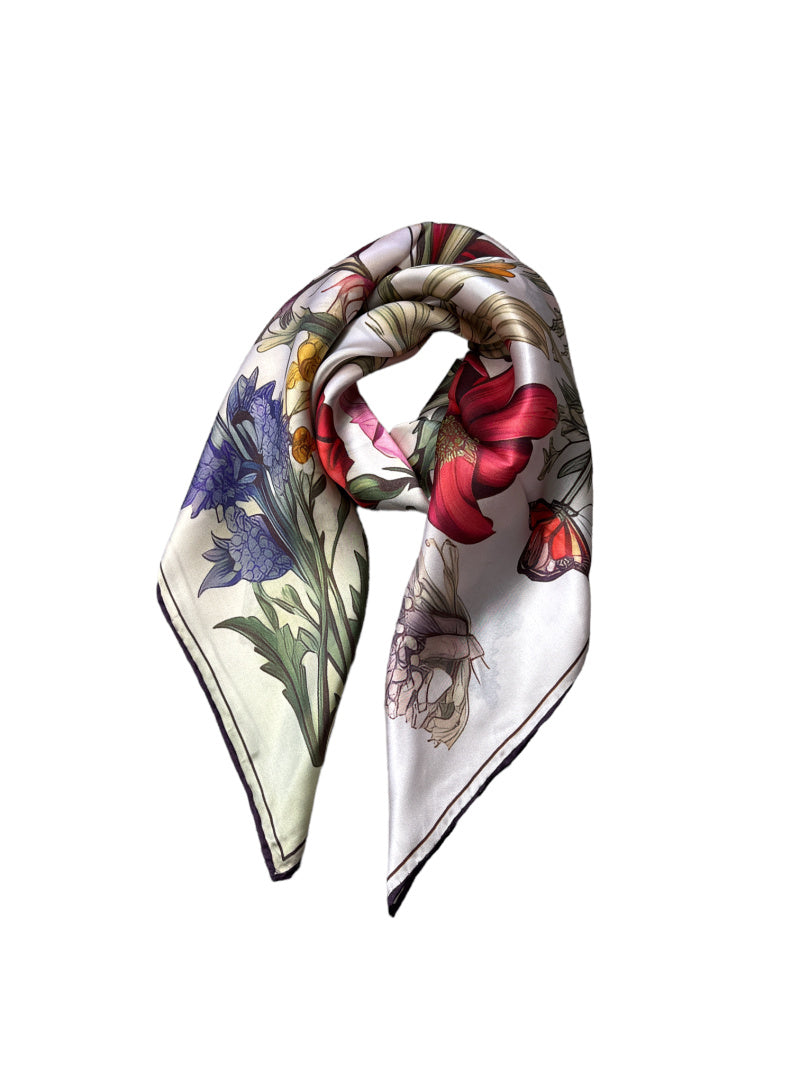 Silk scarf for women 90x90 cm with floral print on light background, luxury square silk scarf, romantic and elegant accessory for neck, hair or handbag, perfect gift for her, Šilkinė skarelė moterims 90x90 cm su gėlių motyvu ant šviesaus fono, prabangi kvadrato formos šilko skarelė, romantiškas ir elegantiškas aksesuaras kaklui, plaukams ar rankinei, subtili dovanos idėja moteriai.
