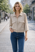 Lengvas moteriškas švarkelis su užtrauktuku, klasikinė apykaklė, nuleisti pečiai, trumpintos rankovės su sagutėmis, uždėtinės kišenės priekyje, apačia su guma, minkštas ir malonus audinys iš viskozės, poliesterio ir lino, modernus ir patogus švarkelis kasdienai, Lightweight women jacket with zipper, dropped shoulders, 3/4 sleeves with buttons, front pockets, soft viscose blend fabric, casual elegant style