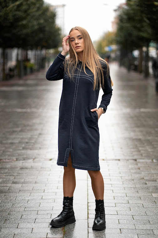 Elegantiška trikotažinė suknelė su apykakle ir priekiniu skeltuku – tamsiai mėlyna, tamsiai žalia, kapučino, bordo, raudona