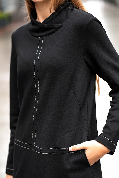 Juodos trikotažinės suknelės šoninė kišenė su kontrastinėmis siūlėmis – black knit dress side pocket detail with decorative stitching