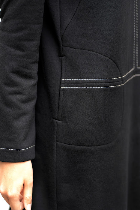Juodos trikotažinės suknelės šoninė kišenė su kontrastinėmis siūlėmis – black knit dress side pocket detail with decorative stitching