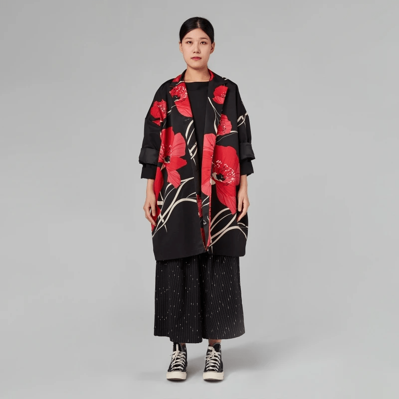 Juodas kimono paltukas su raudonais gėlių žiedais, Oversized moteriškas švarkas, Elegantiškas laisvo kirpimo paltukas – išskirtiniai drabužiai iš jakas.net