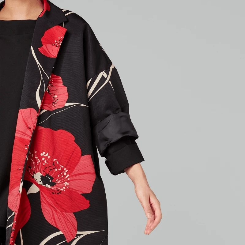 Juodas kimono paltukas su raudonais gėlių žiedais, Oversized moteriškas švarkas, Elegantiškas laisvo kirpimo paltukas – išskirtiniai drabužiai iš jakas.net