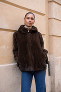 Tamsiai šokoladinės spalvos dirbtinio kailio striukė su gobtuvu ir užtrauktuku, minkšta, puri ir švelni, laisvo silueto modelis su šoninėmis kišenėmis. Idealus pasirinkimas žiemos sezonui. Dark chocolate brown faux fur hooded coat with zipper, soft plush texture, relaxed fit and side pockets, stylish and warm for everyday wear.