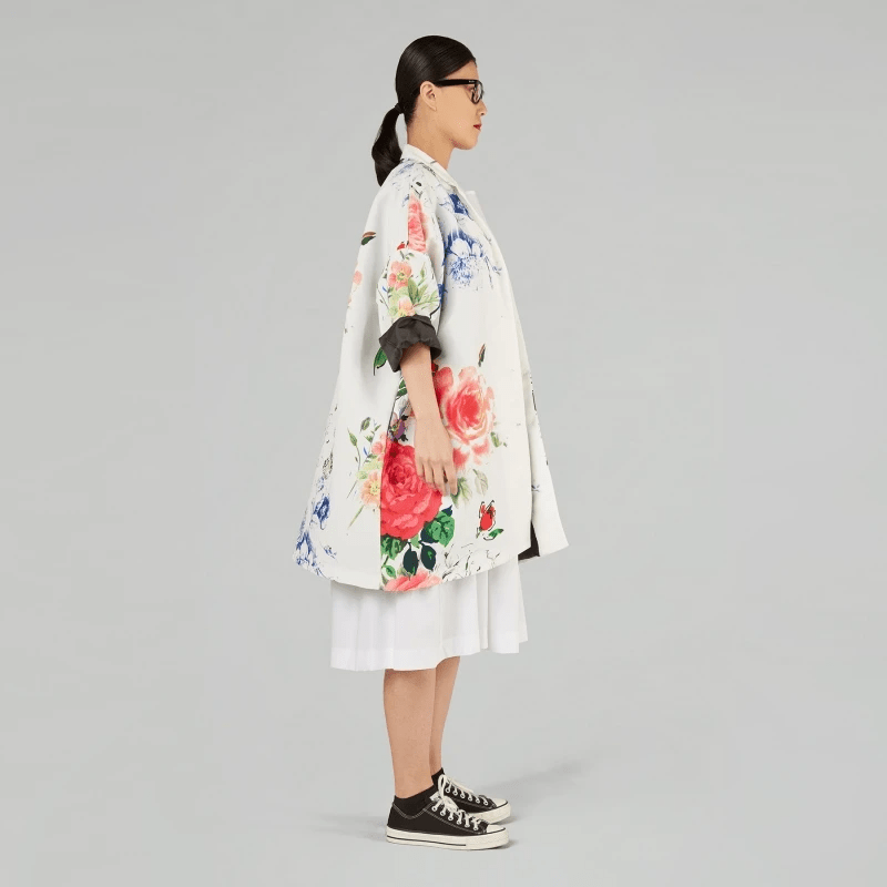 Kimono stiliaus paltukas – baltas su spalvotomis gėlėmis – išskirtiniai drabužiai iš jakas.net