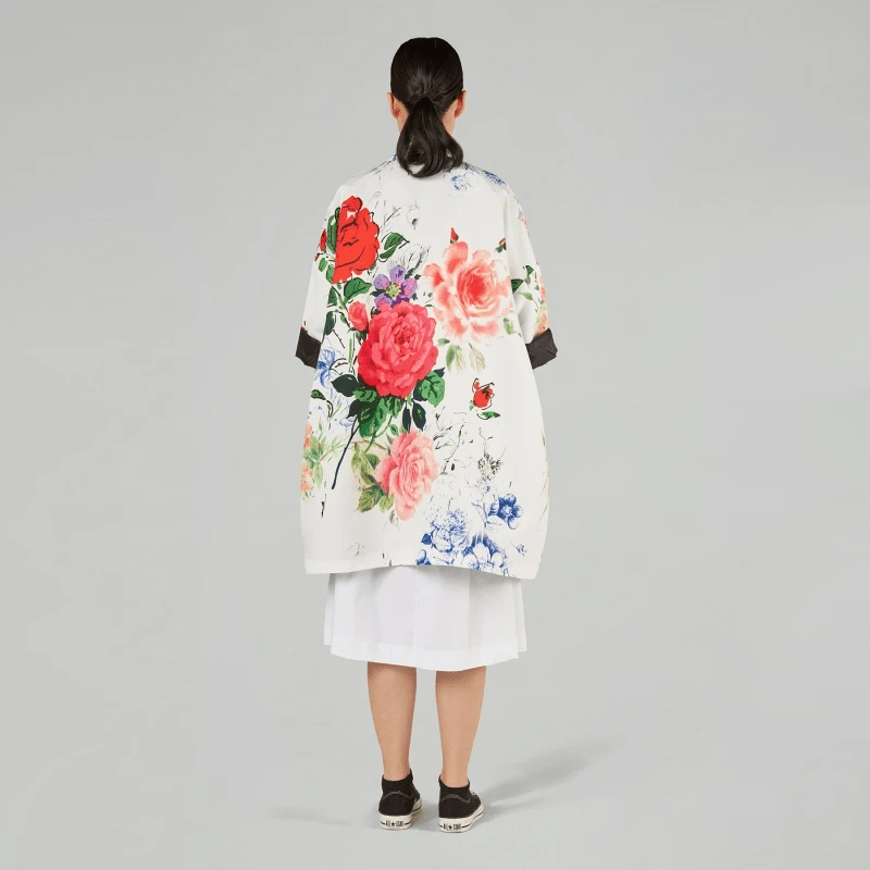 Kimono stiliaus paltukas – baltas su spalvotomis gėlėmis – išskirtiniai drabužiai iš jakas.net