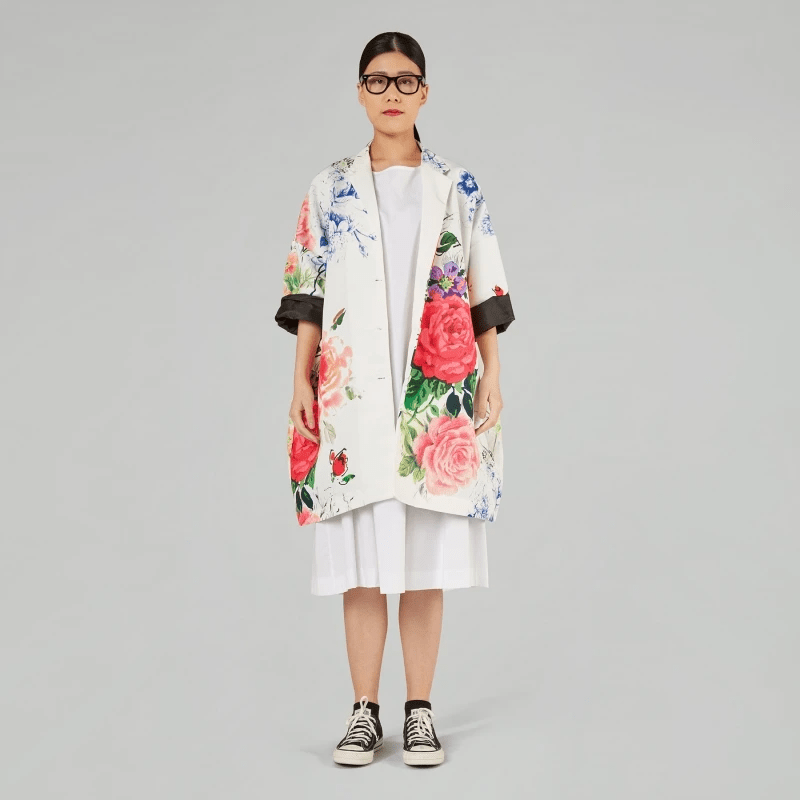 Kimono stiliaus paltukas – baltas su spalvotomis gėlėmis – išskirtiniai drabužiai iš jakas.net