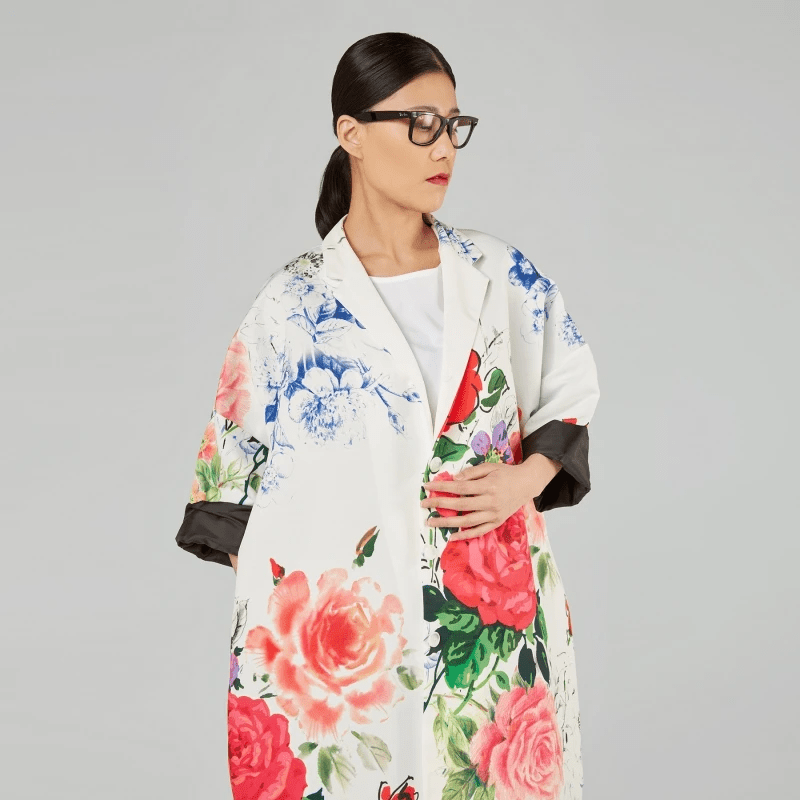 Kimono stiliaus paltukas – baltas su spalvotomis gėlėmis – išskirtiniai drabužiai iš jakas.net