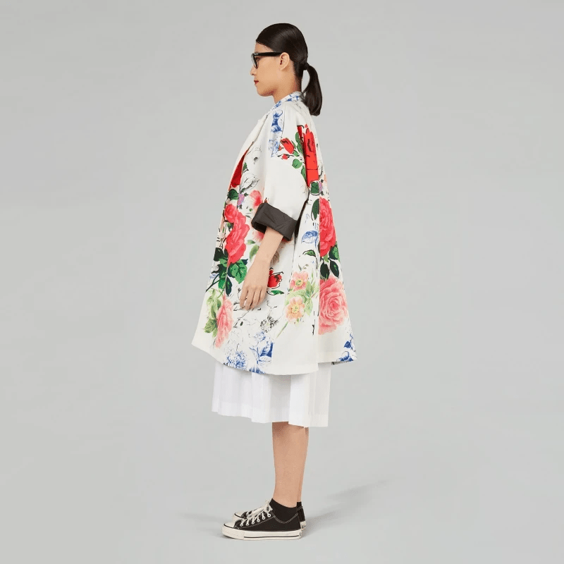 Kimono stiliaus paltukas – baltas su spalvotomis gėlėmis – išskirtiniai drabužiai iš jakas.net
