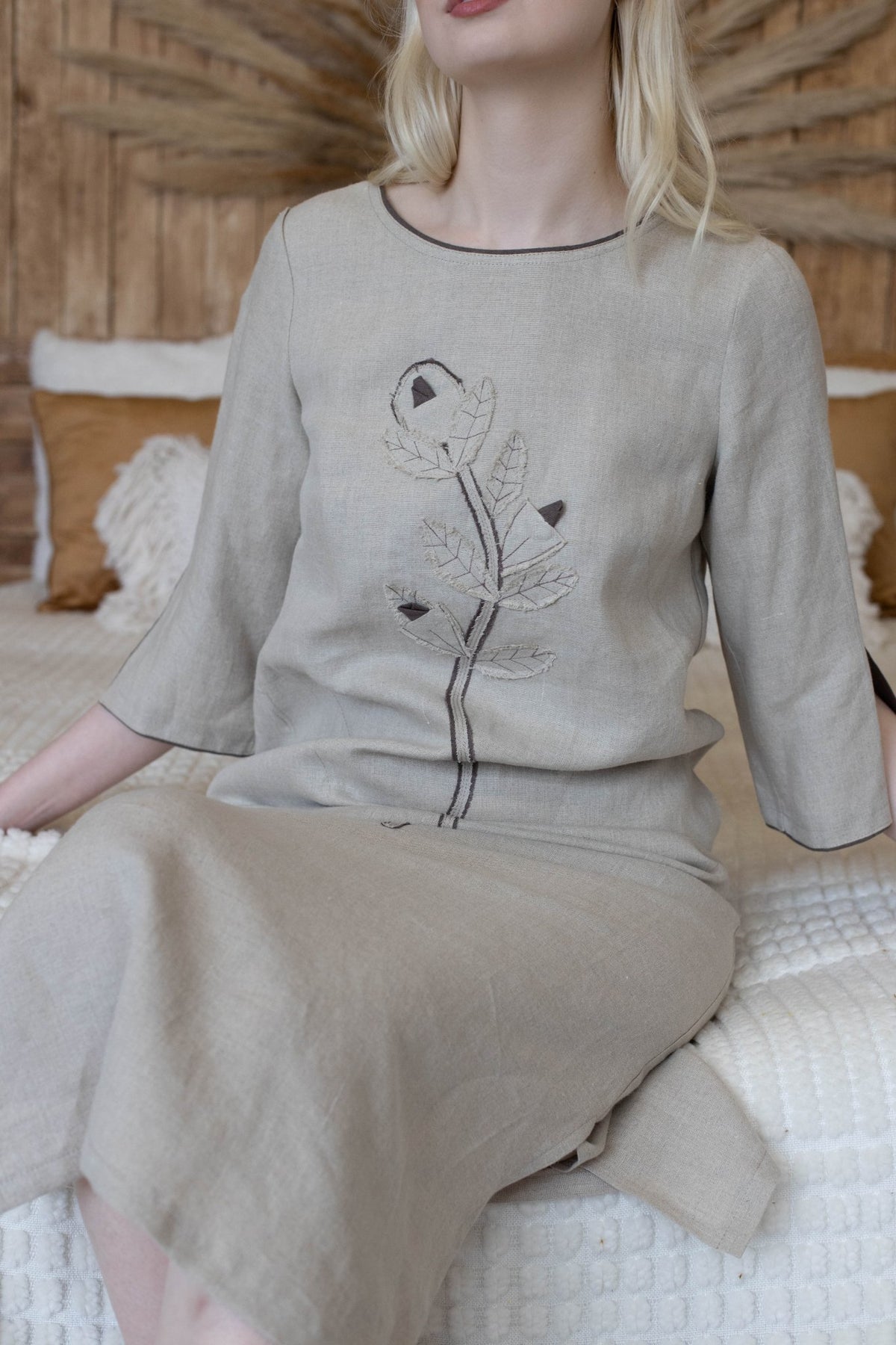 Lininė suknelė su rankų darbo gėlėmis – elegancija ir natūralumas – išskirtiniai drabužiai iš jakas.net
