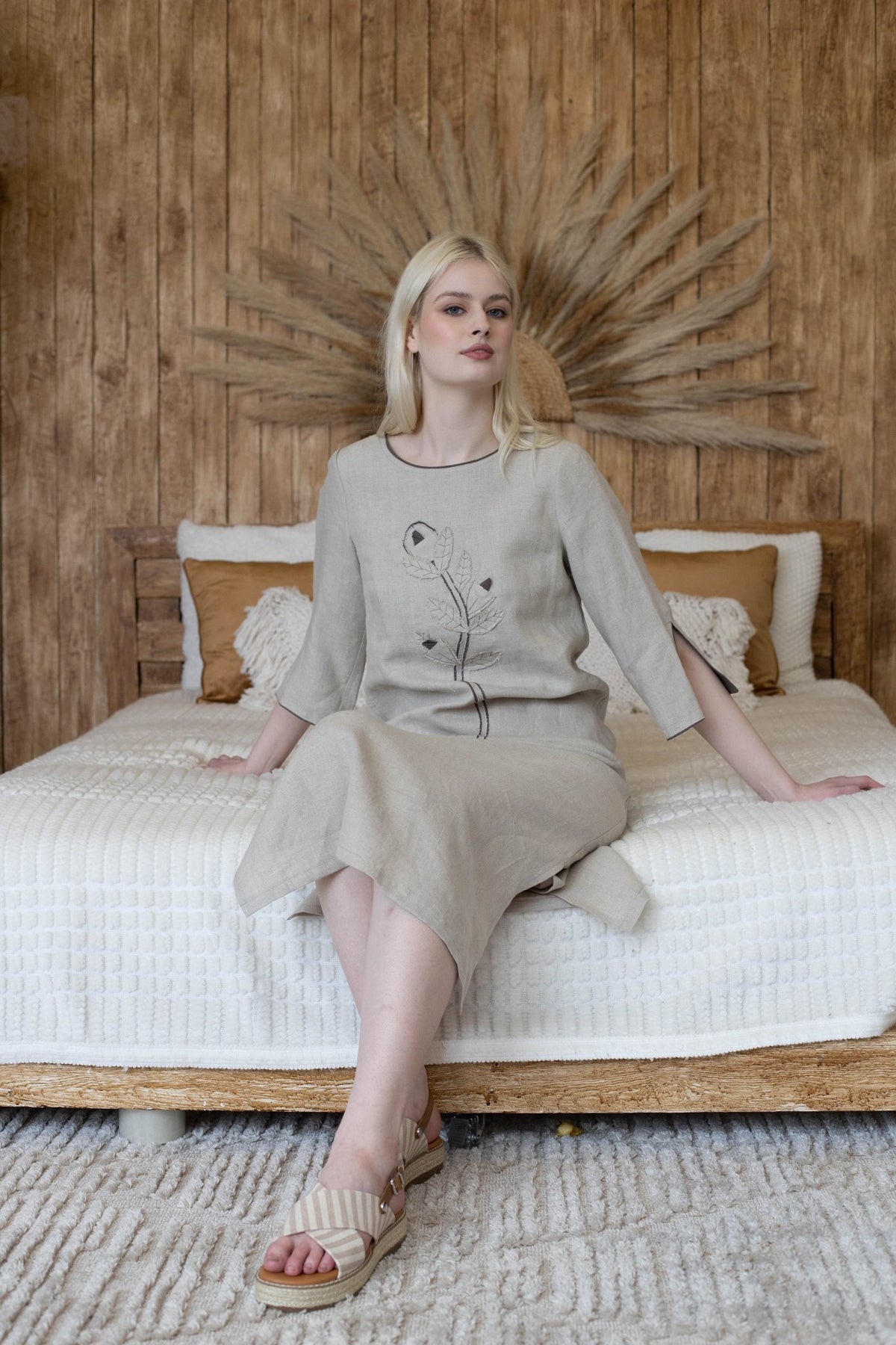 Lininė suknelė su rankų darbo gėlėmis – elegancija ir natūralumas – išskirtiniai drabužiai iš jakas.net