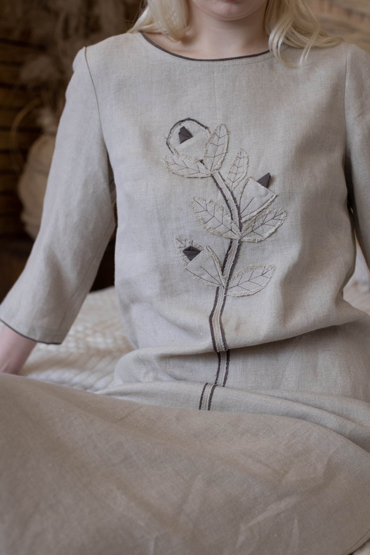 Lininė suknelė su rankų darbo gėlėmis – elegancija ir natūralumas – išskirtiniai drabužiai iš jakas.net