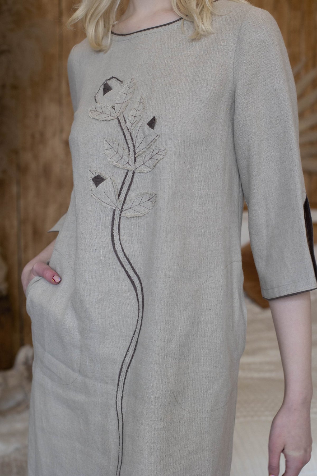 Lininė suknelė su rankų darbo gėlėmis – elegancija ir natūralumas – išskirtiniai drabužiai iš jakas.net