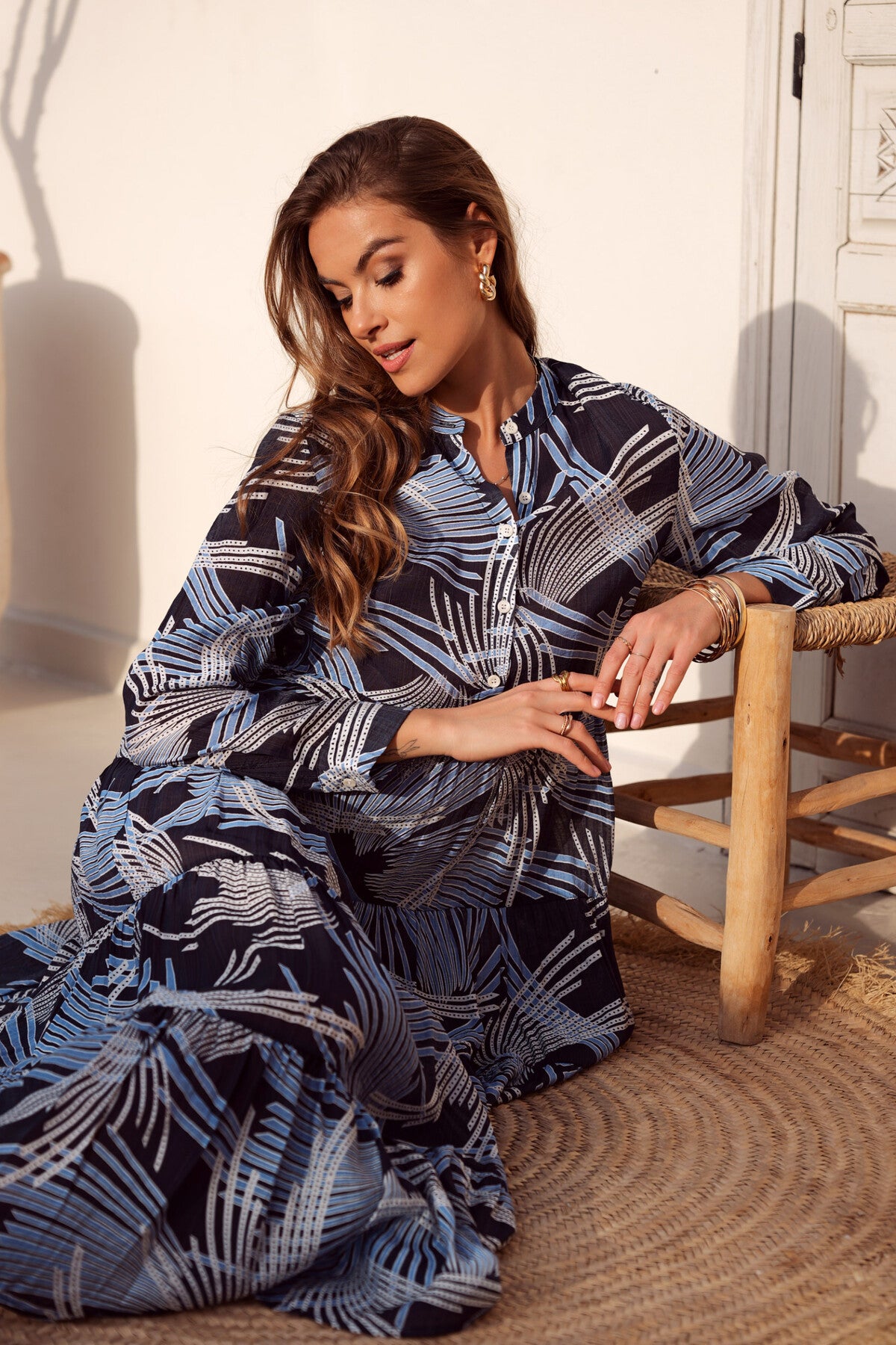 Mėlyna šilkinė suknelė su grafiniu raštu – elegancija ir komfortas