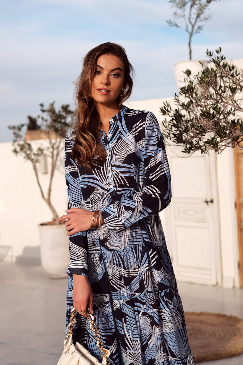 Mėlyna šilkinė suknelė su grafiniu raštu – elegancija ir komfortas – išskirtiniai drabužiai iš jakas.net