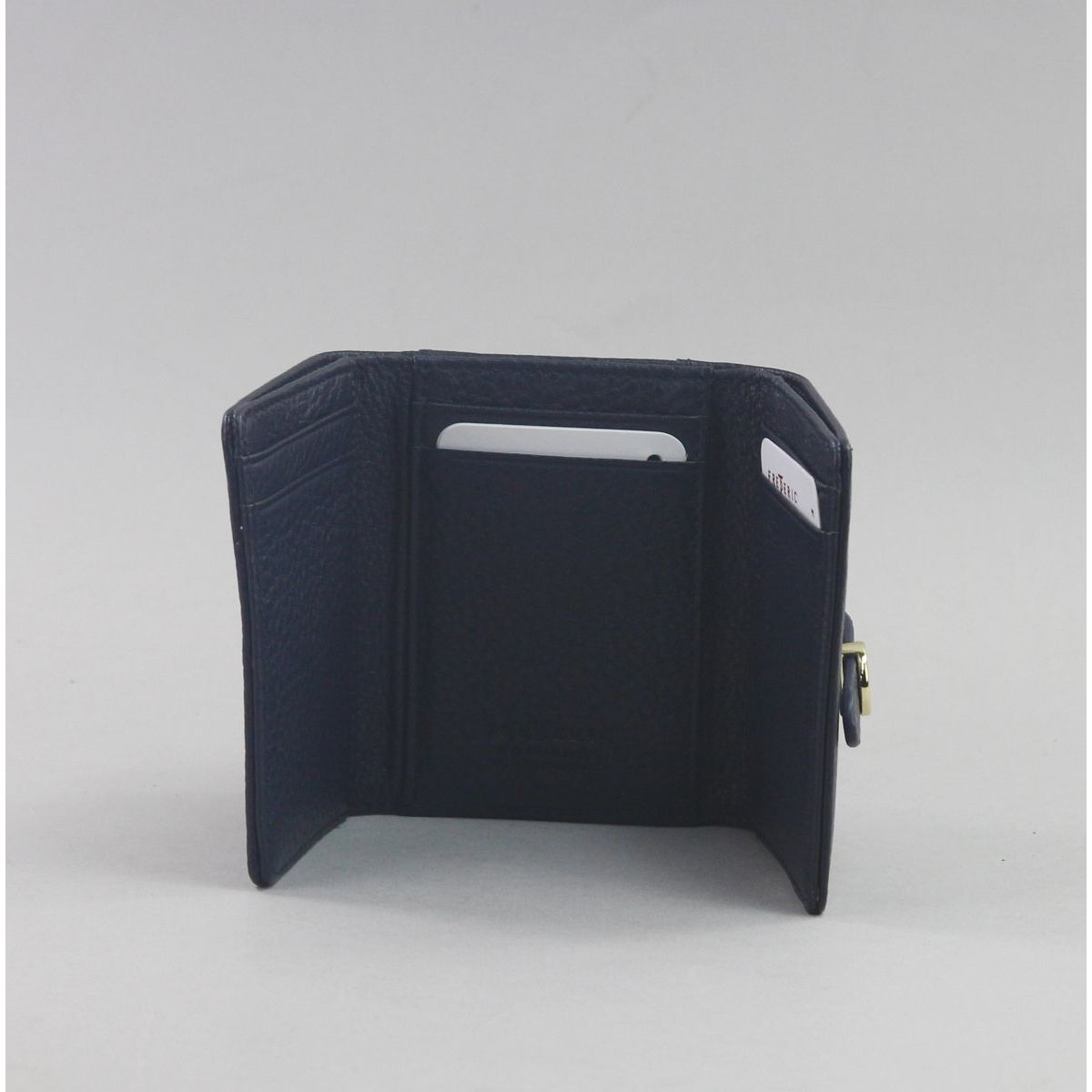 Elegantiška maža moteriška piniginė iš natūralios juodos odos su auksinės spalvos užsegimu ir užtrauktuku. Kompaktiškas dydis 8x10x2,5 cm leidžia patogiai nešiotis net ir mažoje rankinėje, tačiau piniginė itin talpi – joje telpa dokumentai, popieriniai pinigai visu ilgiu, nuolaidų ir banko kortelės, taip pat yra patogus skyrius monetoms su užtrauktuku. Stilingas ir praktiškas aksesuaras kasdienai.