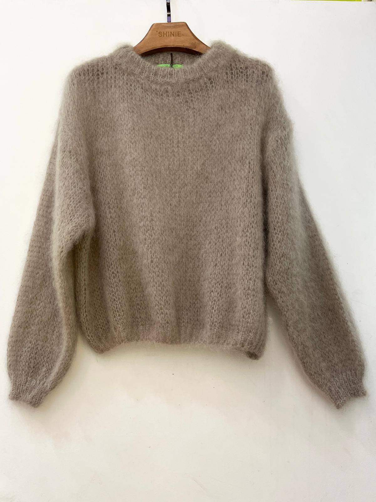 Light taupe kid mohair sweater, elegant round neck and soft airy texture. | Švelni taupe spalva, elegantiška apvali iškirptė, puri tekstūra.