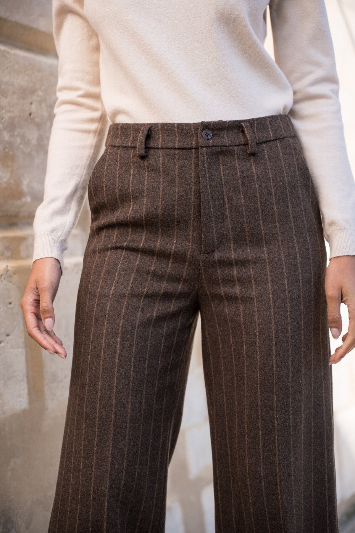 Rudos klasikinės vilnos mišinio kelnės su subtiliomis juostelėmis, aukštu liemeniu ir tiesiu siluetu – elegantiškas derinys kasdienai ir progoms / Brown wool-blend pinstripe trousers with high waist and straight cut – elegant for daily wear and occasion