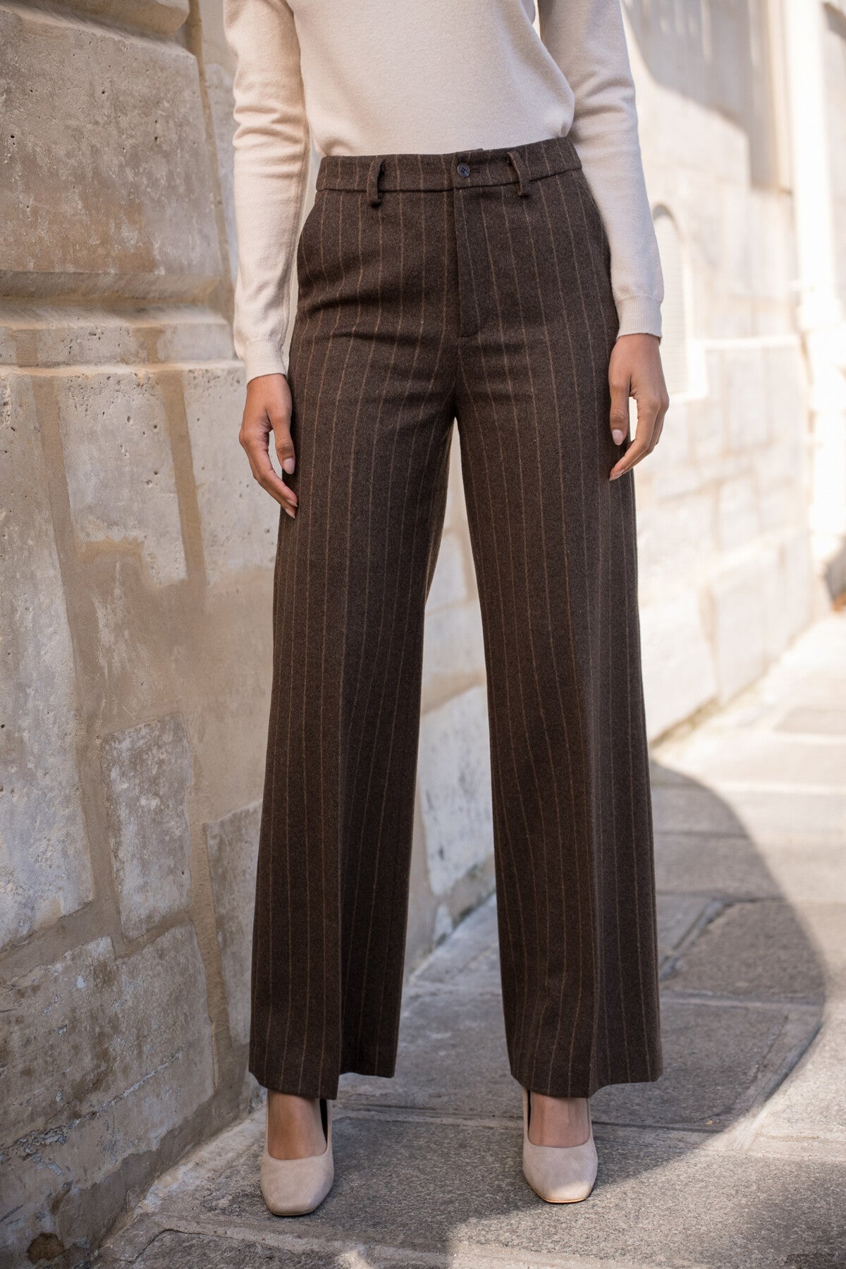 Rudos klasikinės vilnos mišinio kelnės su subtiliomis juostelėmis, aukštu liemeniu ir tiesiu siluetu – elegantiškas derinys kasdienai ir progoms / Brown wool-blend pinstripe trousers with high waist and straight cut – elegant for daily wear and occasion