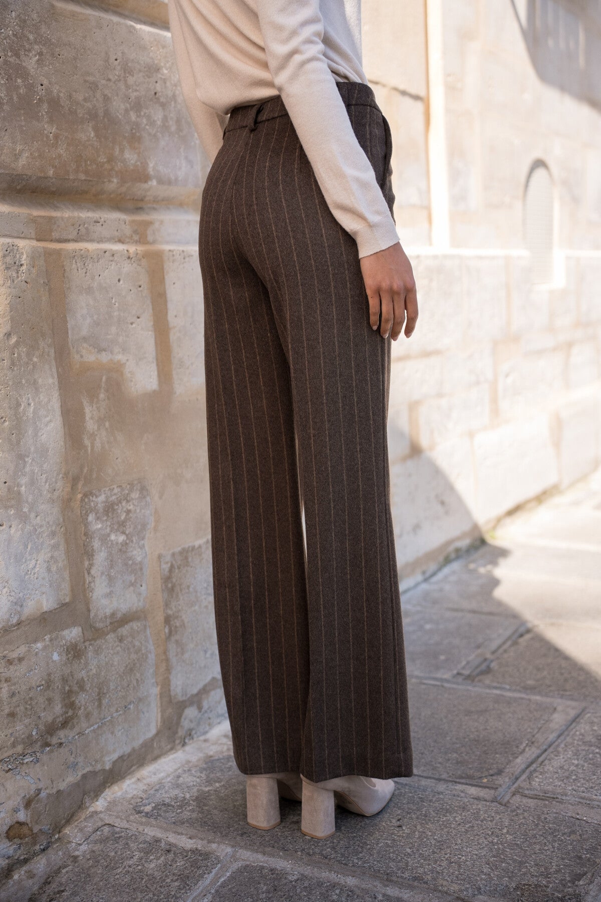 Rudos klasikinės vilnos mišinio kelnės su subtiliomis juostelėmis, aukštu liemeniu ir tiesiu siluetu – elegantiškas derinys kasdienai ir progoms / Brown wool-blend pinstripe trousers with high waist and straight cut – elegant for daily wear and occasion