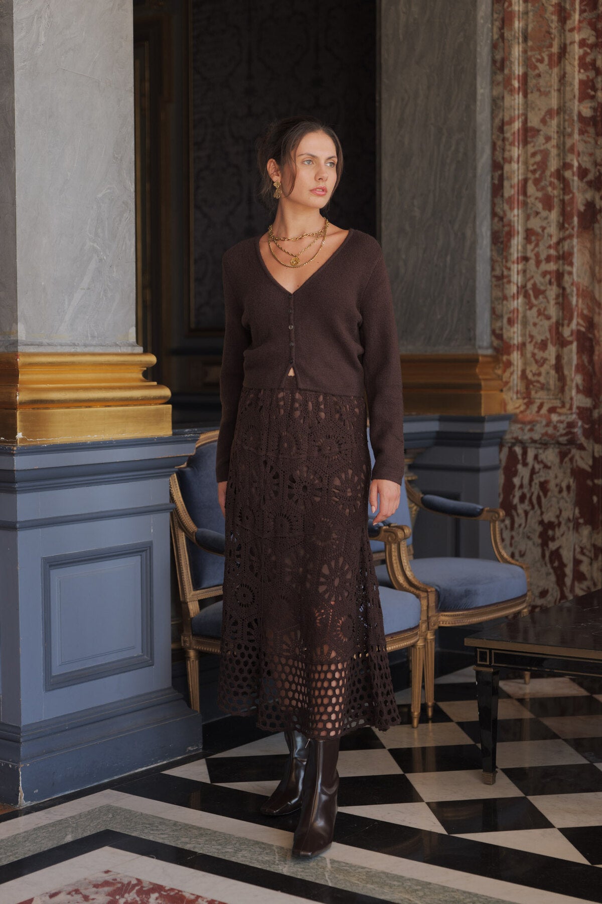 Šokoladinės spalvos ilgas nėriniuotas sijonas su boho stiliaus ažūru, elastingu liemeniu ir gėlių raštu / Chocolate brown long crochet skirt with bohemian openwork, elasticated waist and floral pattern