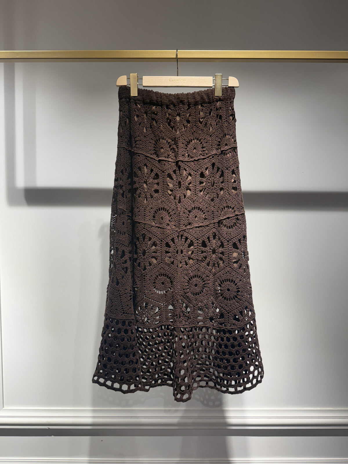 Šokoladinės spalvos ilgas nėriniuotas sijonas su boho stiliaus ažūru, elastingu liemeniu ir gėlių raštu / Chocolate brown long crochet skirt with bohemian openwork, elasticated waist and floral pattern