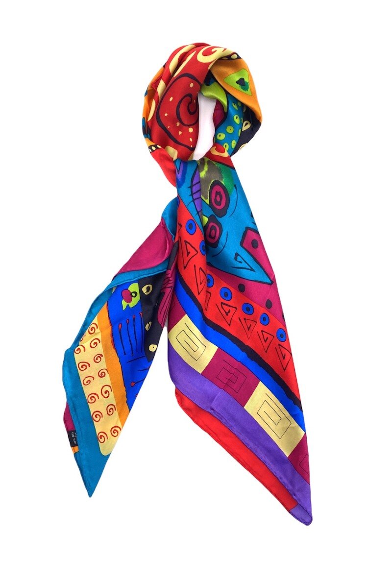 Bright silk scarf for women 90x90 cm with colorful cat print, luxury square silk scarf, playful and elegant accessory for neck, hair or handbag, perfect gift for cat lovers, Ryški šilkinė skarelė moterims 90x90 cm su spalvingu katinuko piešiniu, prabangi kvadrato formos šilko skarelė, žaismingas ir elegantiškas aksesuaras kaklui, plaukams ar rankinei, puiki dovanos idėja kačių mylėtojai.