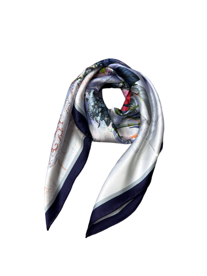 Luxury silk scarf for women 90x90 cm with floral print framed by dark border, elegant square silk scarf on light background, refined accessory for neck, hair or handbag, perfect gift, Elegantiška šilkinė skarelė moterims 90x90 cm su gėlių motyvu centre ir tamsia juostele aplink kraštus, prabangi kvadrato formos šilko skarelė ant šviesaus fono, rafinuotas aksesuaras kaklui, plaukams ar rankinei, subtili dovanos idėja moteriai.