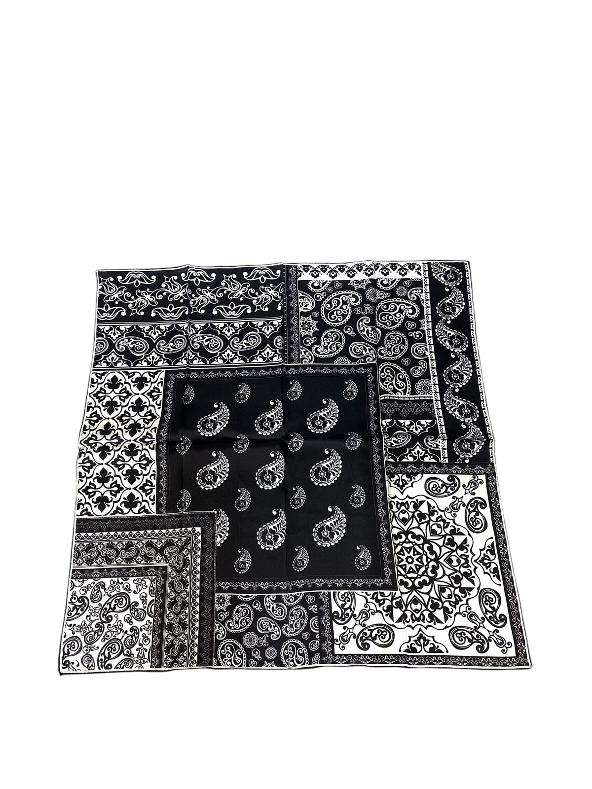 Black and white silk scarf for women 90x90 cm with paisley and ornamental print, luxury square silk scarf in the most popular size, elegant and versatile accessory for neck, hair or handbag, perfect timeless gift, Juodai balta šilkinė skarelė moterims 90x90 cm su paisley ir ornamentų raštu, prabangi kvadrato formos šilko skarelė populiariausio dydžio, elegantiškas ir universalus aksesuaras kaklui, plaukams ar rankinei, puiki nesenstanti dovanos idėja.