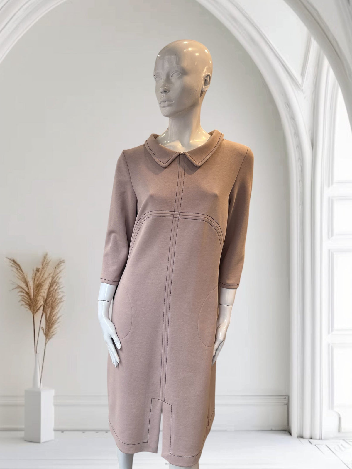 Smėlio spalvos suknelė – lengvumas ir elegancija kasdienai – išskirtiniai drabužiai iš jakas.net