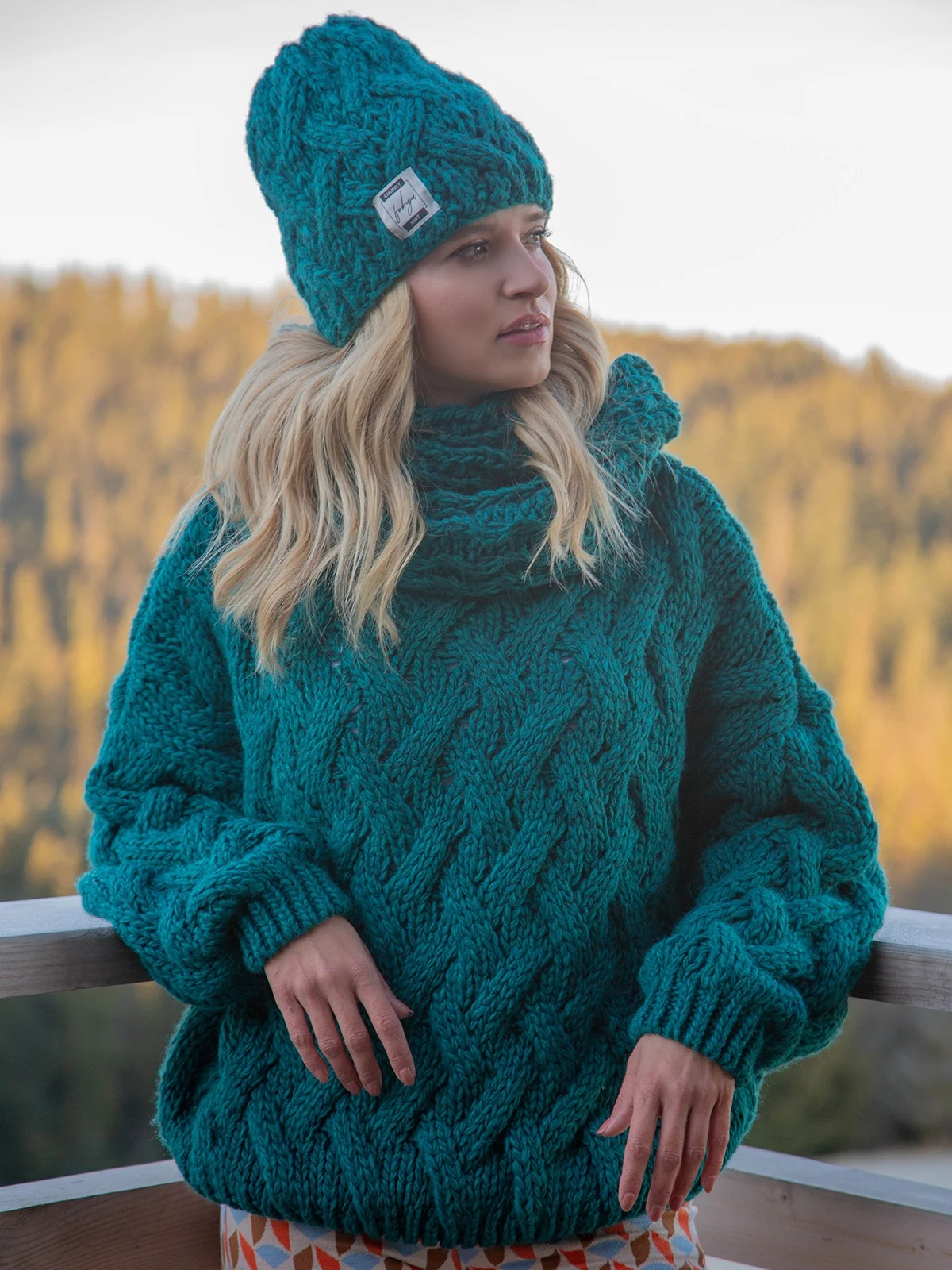 Storas megztinis su gražiu, išraiškingu pynimu