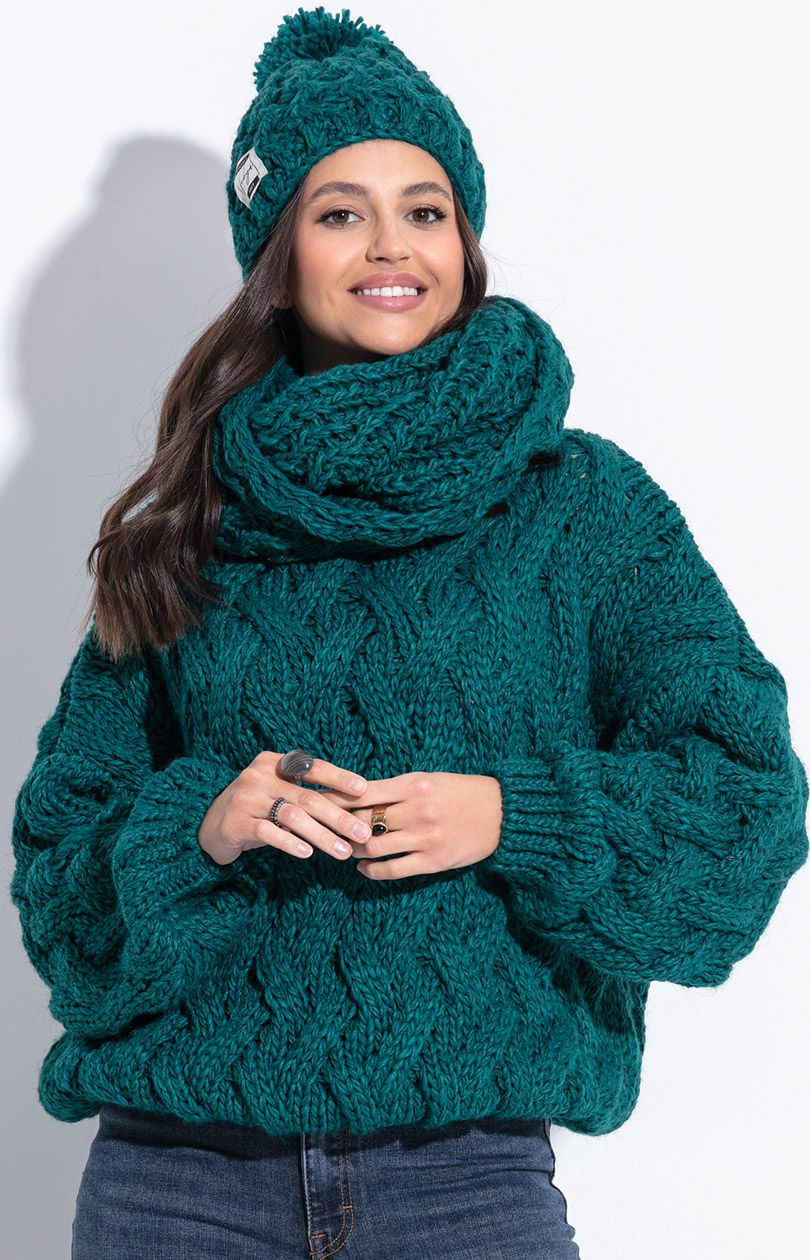 Storas megztinis su gražiu, išraiškingu pynimu