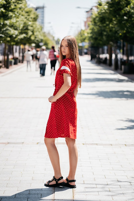 🌿 Raudona lininė suknelė su taškeliais ir nėriniais – moteriška vasaros suknelė