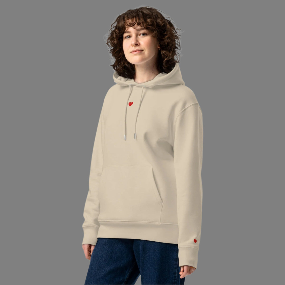 Unisex ekologiškas džemperis, Organinė medvilnė, Siuvinėta širdelė, Patogus kasdienai, Tvari mada, Dovana jam ir jai, Minimalistinis dizainas – išskirtiniai drabužiai iš jakas.net