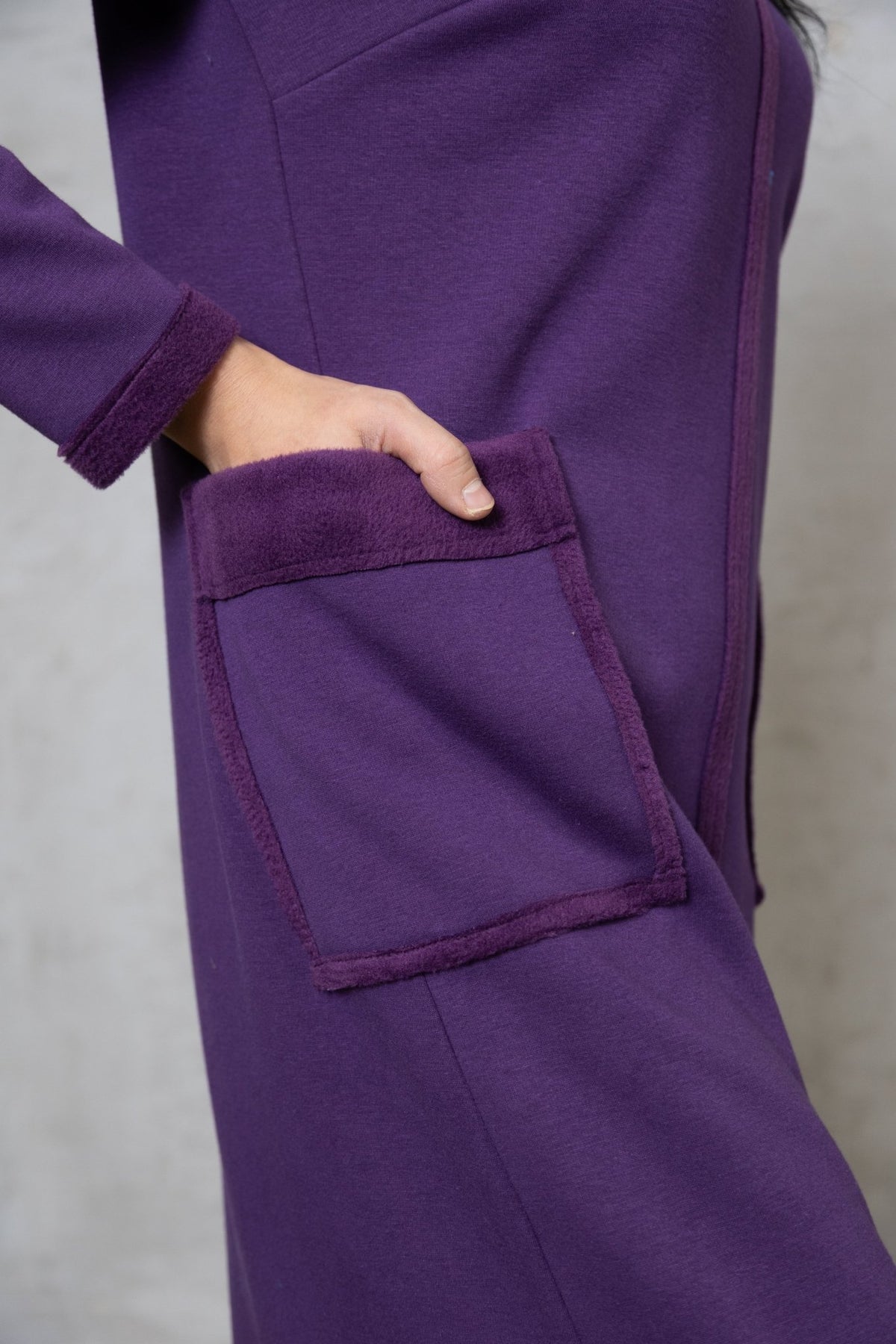 Violetinė trikotažinė suknelė, Šilta suknelė su kailiuku, Ilgomis rankovėmis, Priekinis skeltukas, Kišenės, Elegantiška kasdiena – išskirtiniai drabužiai iš jakas.net