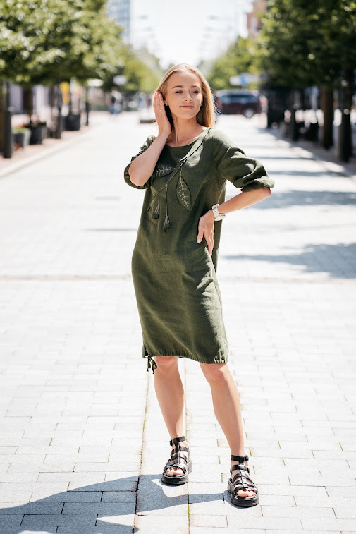 Patogi lininė suknelė su rankų darbo gėle