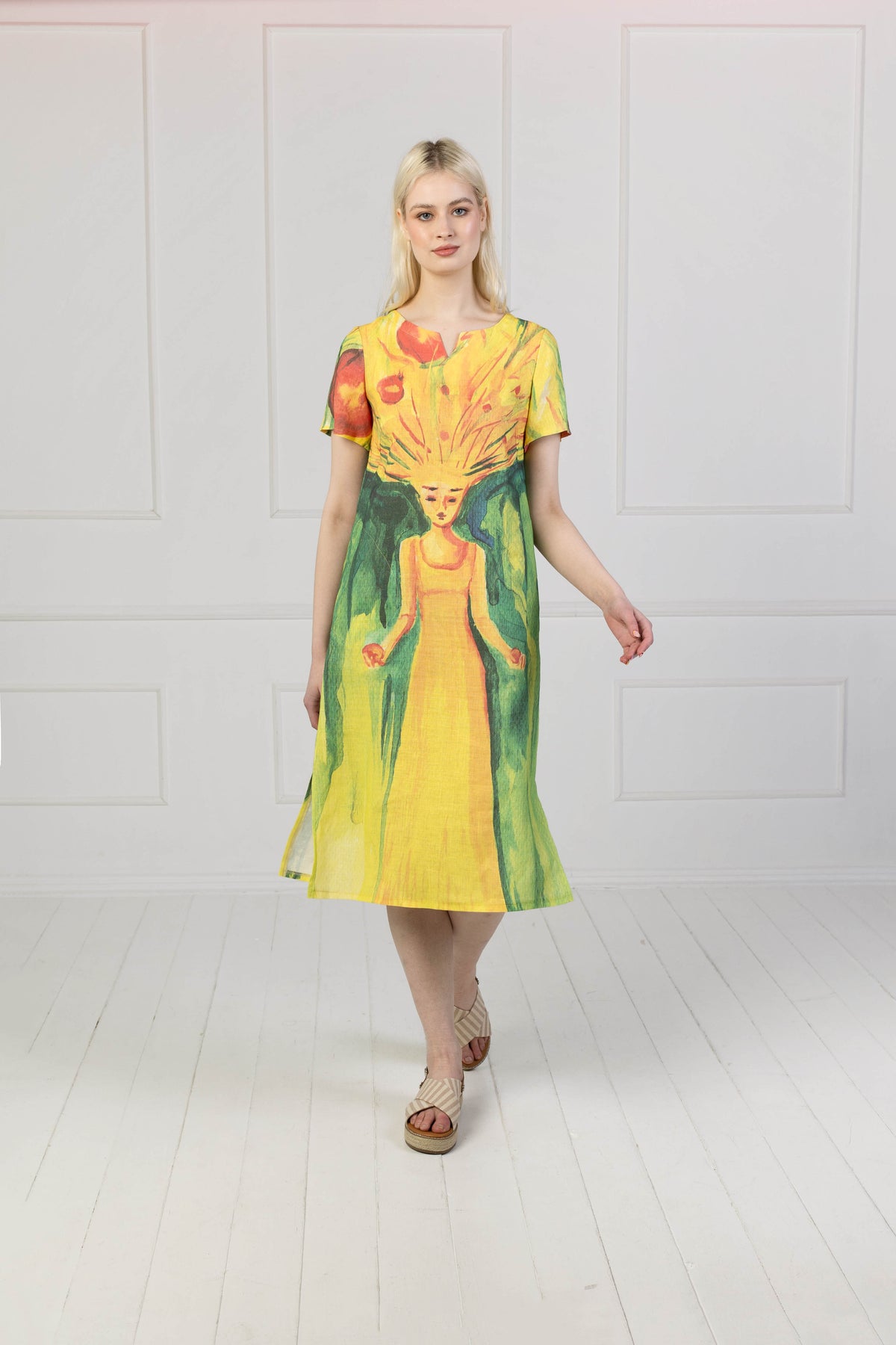 Geltona lininė suknelė su medžio-moters iliustracija