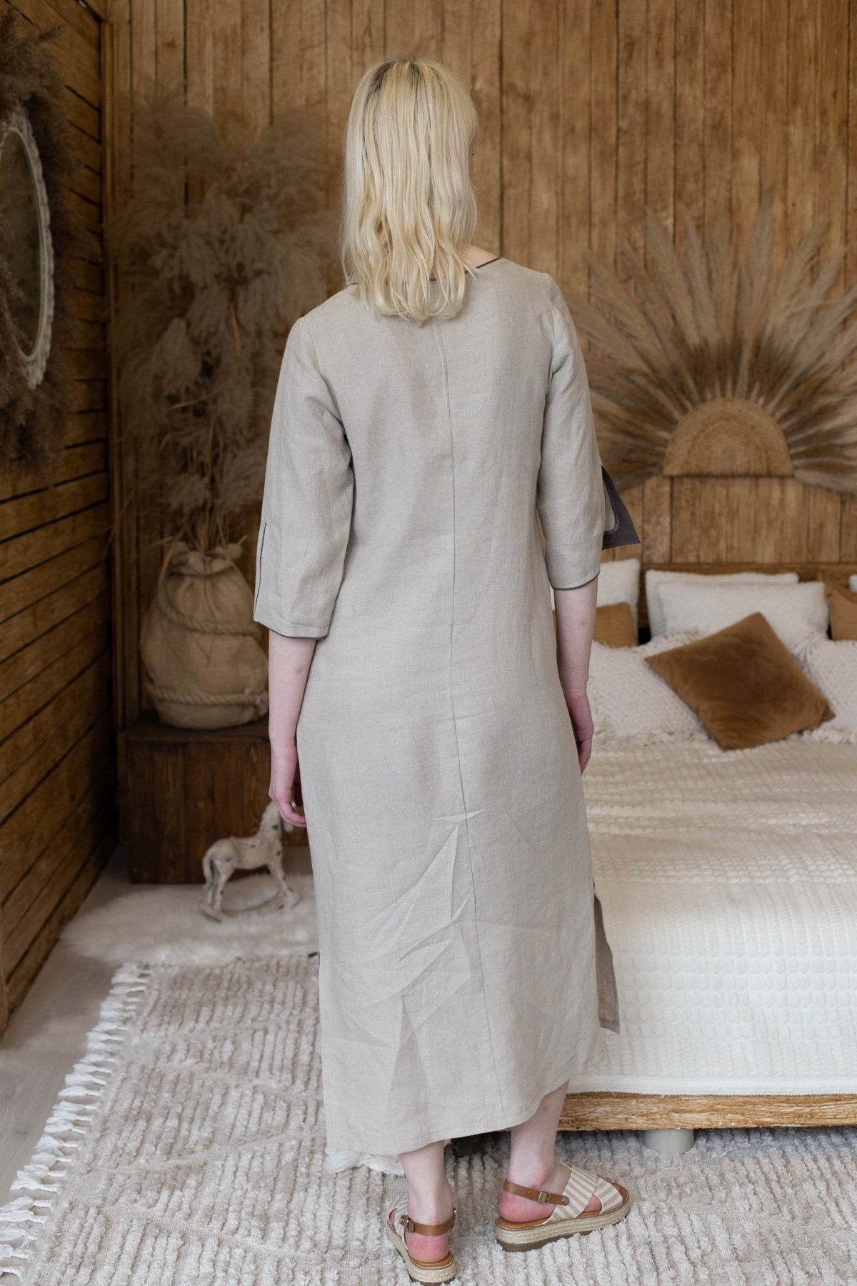Lininė suknelė su rankų darbo gėlėmis – elegancija ir natūralumas – išskirtiniai drabužiai iš jakas.net